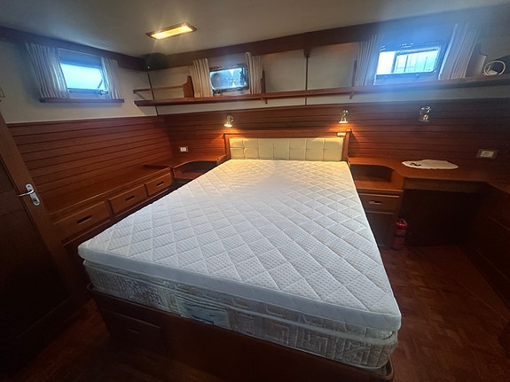 Grand Banks 42 Motoryacht – 3 lugarer, 2 bad og 2 x Caterpillar 350 hk 28 of 30