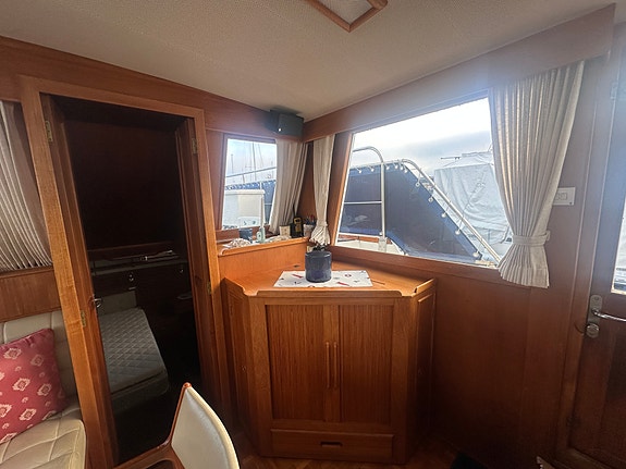 Grand Banks 42 Motoryacht – 3 lugarer, 2 bad og 2 x Caterpillar 350 hk 26 of 30
