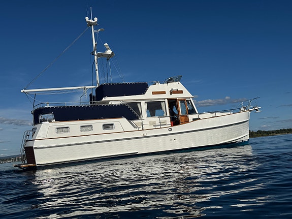Grand Banks 42 Motoryacht – 3 lugarer, 2 bad og 2 x Caterpillar 350 hk 4 of 30