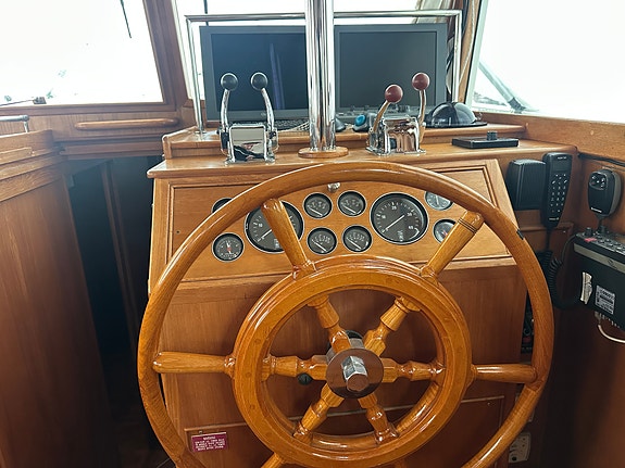 Grand Banks 42 Motoryacht – 3 lugarer, 2 bad og 2 x Caterpillar 350 hk 22 of 30