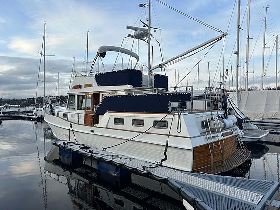 Grand Banks 42 2 of 5