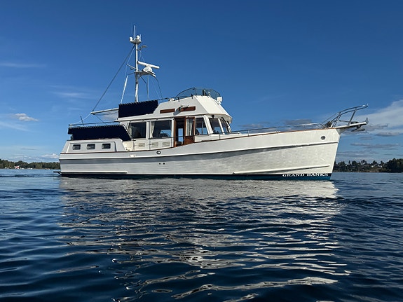 Grand Banks 42 Motoryacht – 3 lugarer, 2 bad og 2 x Caterpillar 350 hk 2 of 30
