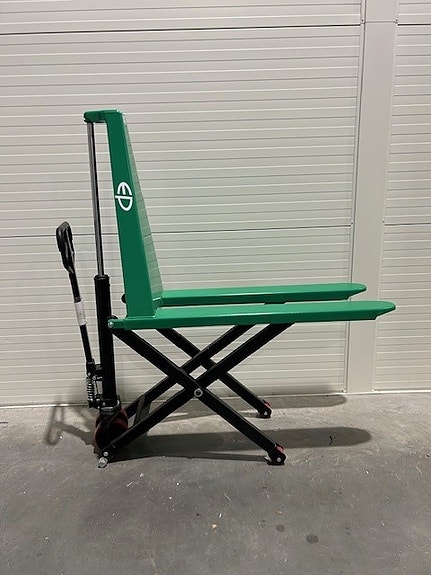 EP Høyt løftende manuell jekketralle med 1000 KG kapasitet, - løfter opp til 800 MM, 1150 gafler. Perfekt for de som må ha godset litt over bakken.