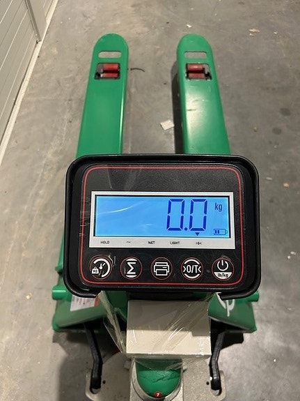 EP KAMPANJE! Jekketralle med digital vekt, en robust og solid jekke tralle med kapasitet på 2000 KG. Display og vekt lades med tilhørende lade kabel.