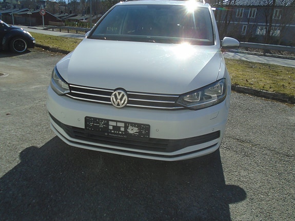 Volkswagen Touran 2 of 5