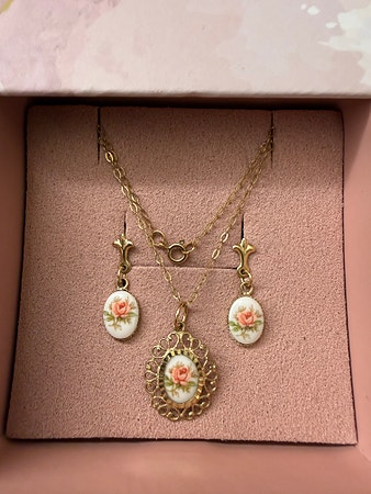 Vintage gullsmykke & øredobber, rosemotiv av porselen satt i 9k gull.