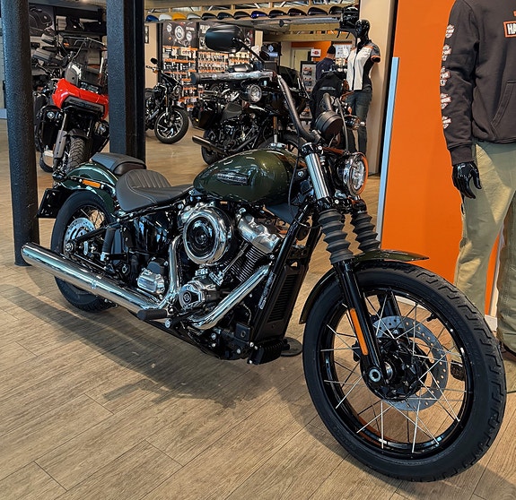 Harley-Davidson FXBB Street Bob 117 2 of 8
