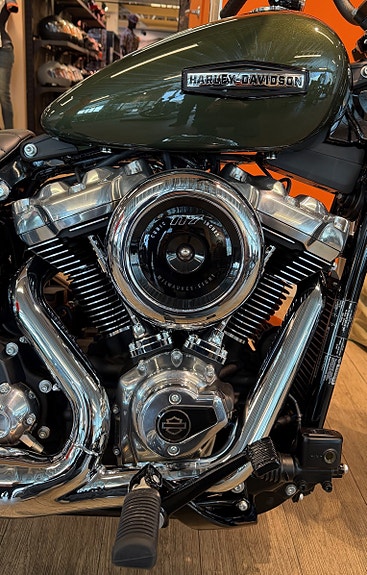 Harley-Davidson FXBB Street Bob 117 4 of 8