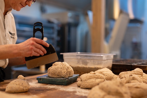 Boller og brød bakes etter gamle oppskrifter, og uten tilsetningsstoffer.