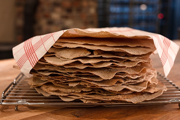 Flatbrødene laget ekte vis etter gamle oppskrifter er velig populære blant gjestene.