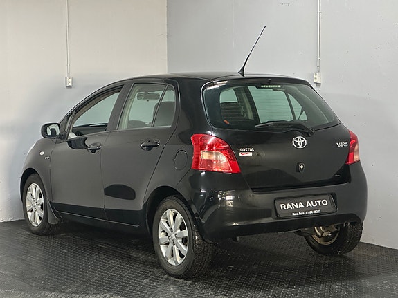 Toyota Yaris 2 of 18