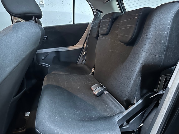 Toyota Yaris 15 of 18