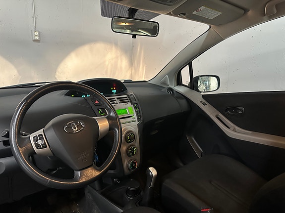 Toyota Yaris 7 of 18