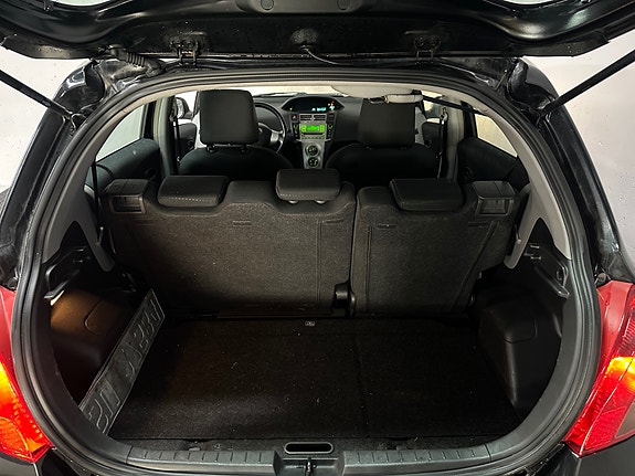 Toyota Yaris 16 of 18