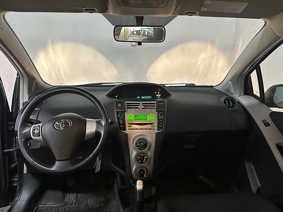 Toyota Yaris 8 of 18