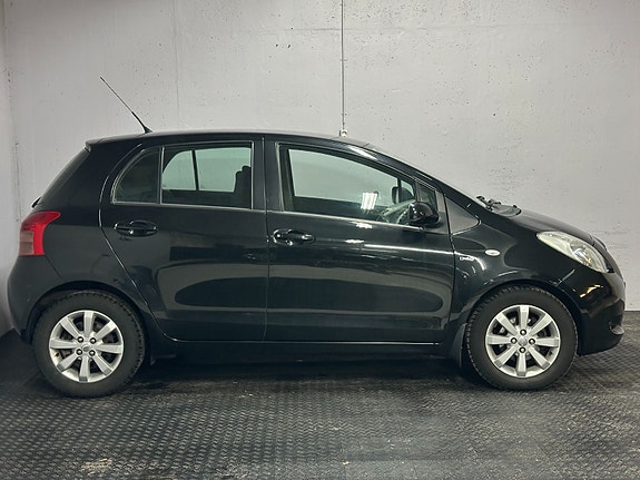 Toyota Yaris 5 of 18
