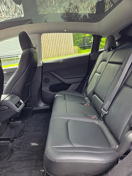 Tesla Model Y 4 of 6