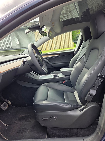 Tesla Model Y 3 of 6