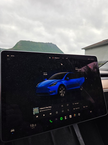 Tesla Model Y 5 of 6