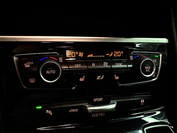 BMW 225xe 26 of 30