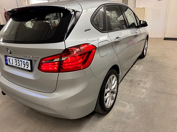 BMW 225xe 10 of 30