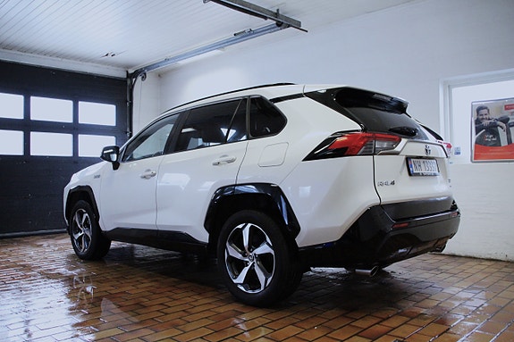 Toyota RAV4 Plug-in Hybrid 4 of 27