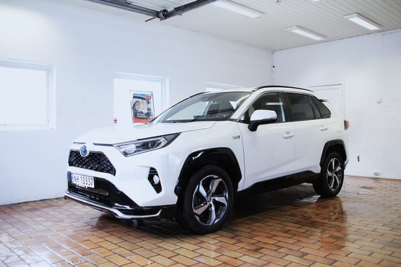 Toyota RAV4 Plug-in Hybrid 2 of 27