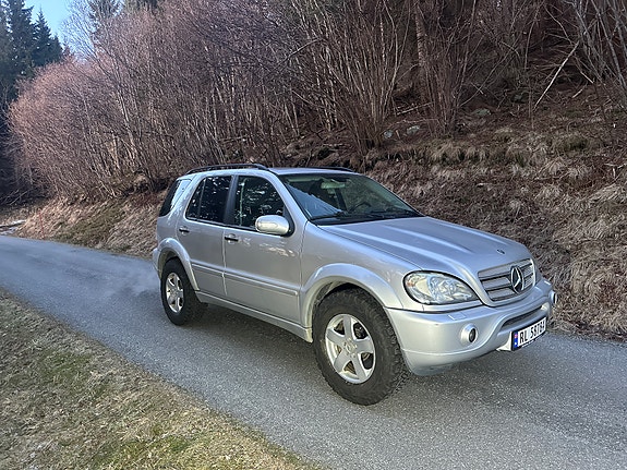Mercedes-Benz ML55 2 of 30