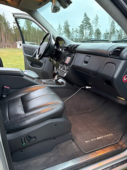 Mercedes-Benz ML55 21 of 30