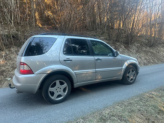 Mercedes-Benz ML55 11 of 30