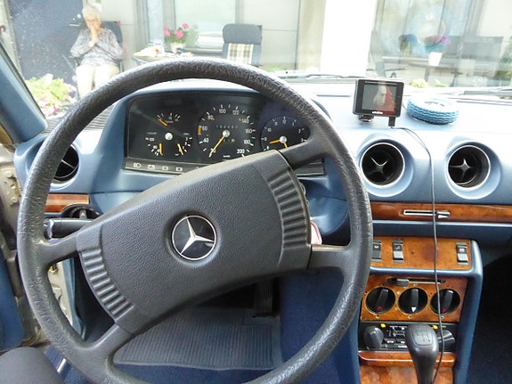 Mercedes-Benz 230 C 17 of 30