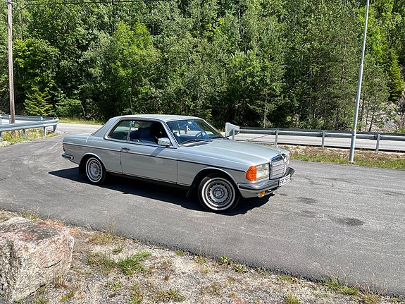 Mercedes-Benz 230 C 16 of 30