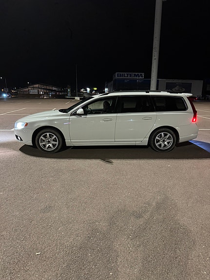 Volvo V70 3 of 5