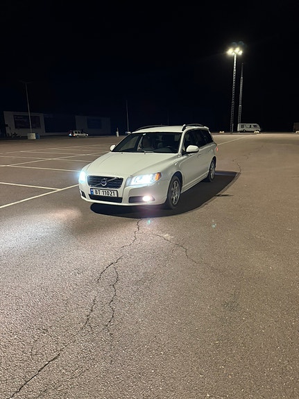 Volvo V70 2 of 5