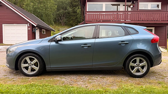 Volvo V40 2 of 5