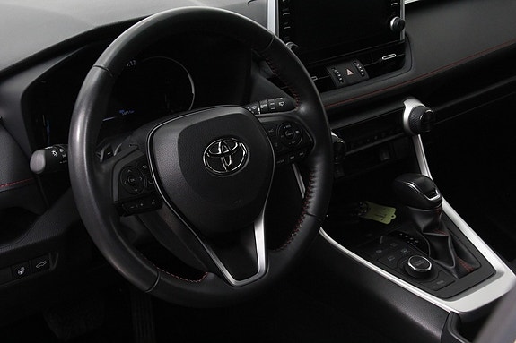 Toyota RAV4 Plug-in Hybrid 19 of 30