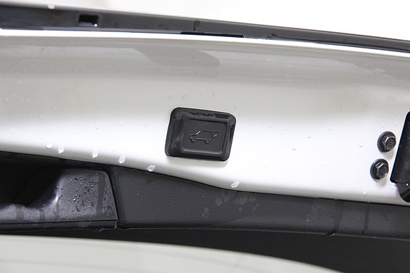Toyota RAV4 Plug-in Hybrid 16 of 30