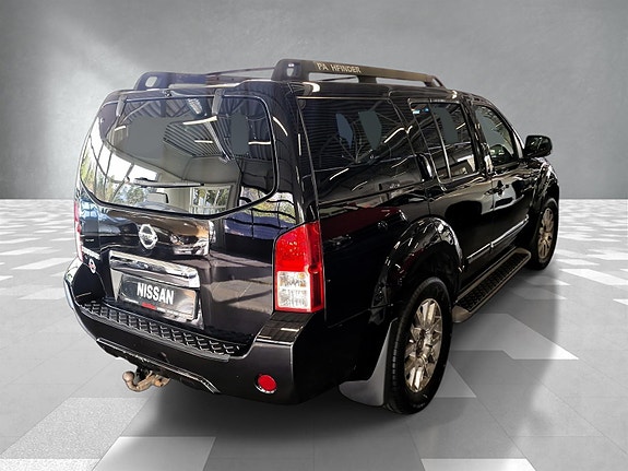 Nissan Pathfinder 3 of 5