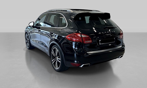 Porsche Cayenne 4 of 5