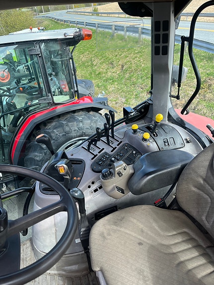 CASE IH MXU 135 8 of 11