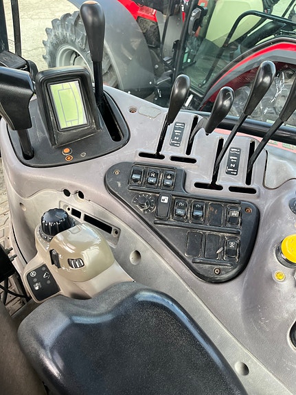 CASE IH MXU 135 7 of 11
