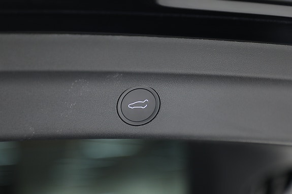 Tesla Model Y 9 of 30