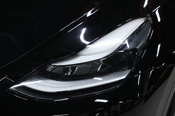 Tesla Model Y 7 of 30