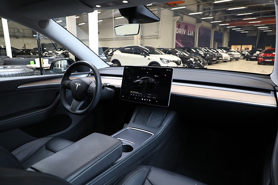 Tesla Model Y 14 of 30