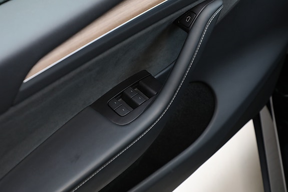Tesla Model Y 21 of 30