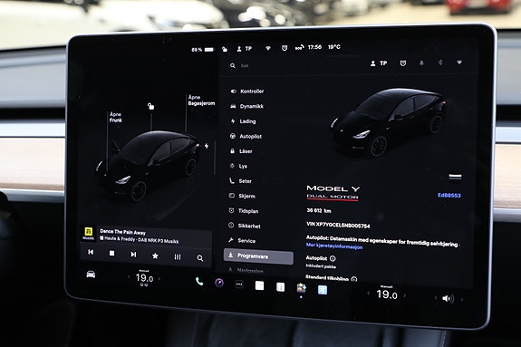 Tesla Model Y 28 of 30