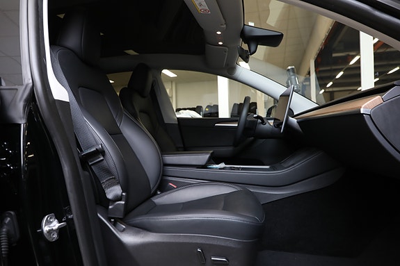 Tesla Model Y 16 of 30