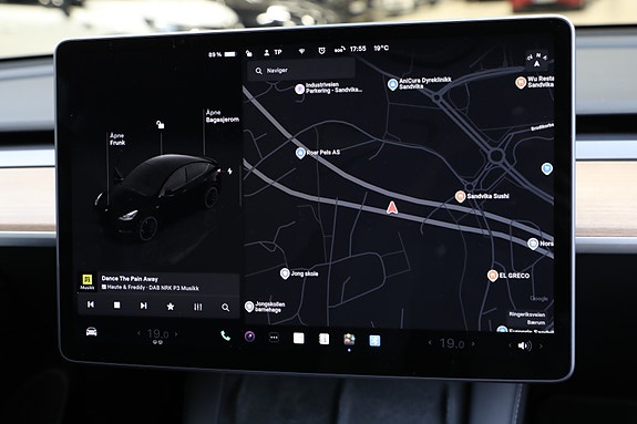 Tesla Model Y 23 of 30