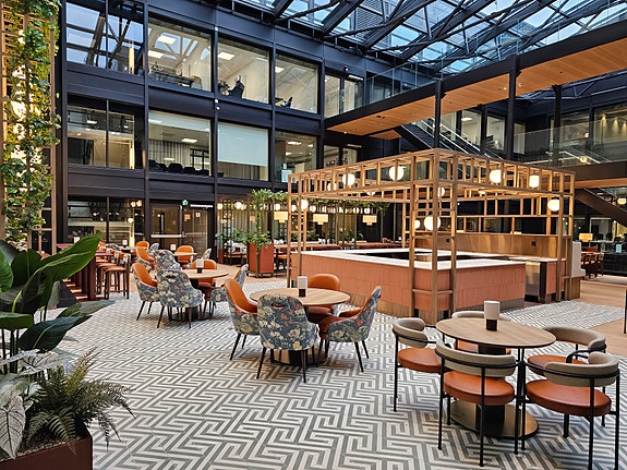 Innbydende kantine med et bredt utvalg av kalde og varme lunsjretter