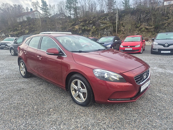 Volvo V40 2 of 5